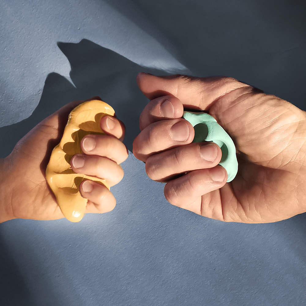Zwei Hände halten Handabdrücke als Geschenk zum Vatertag