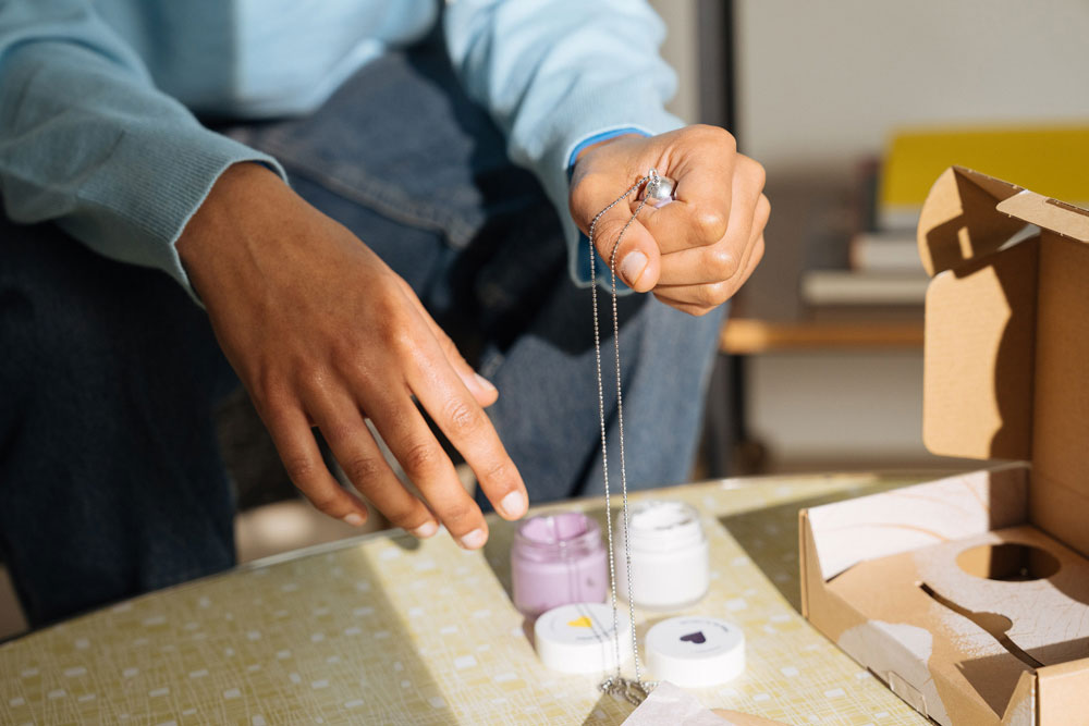 Hände kreieren einen Handabdruck für ein personalisiertes Geschenk. 